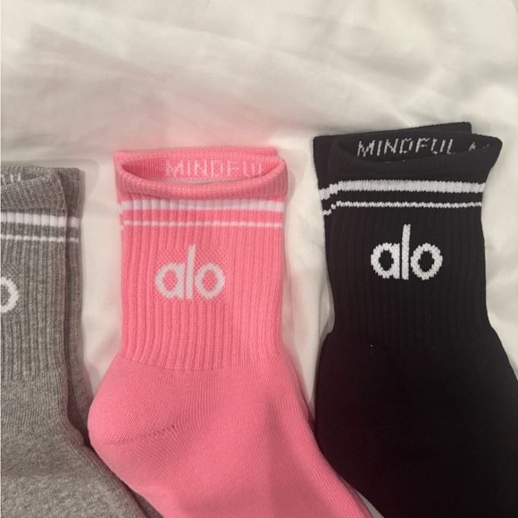 4 pack Alo Yoga unisex throwback half crew Socks - Red, Gray, Pink, Black - Picture 3 of 3